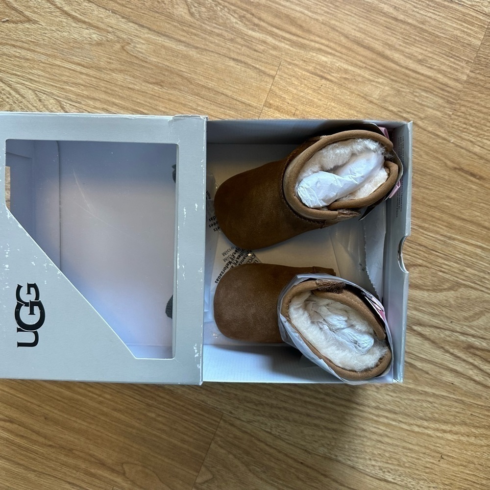 UGG Jesse Bow II - SIZE INFANT/Toddler Small. 6-12 months. Color. Suede brown